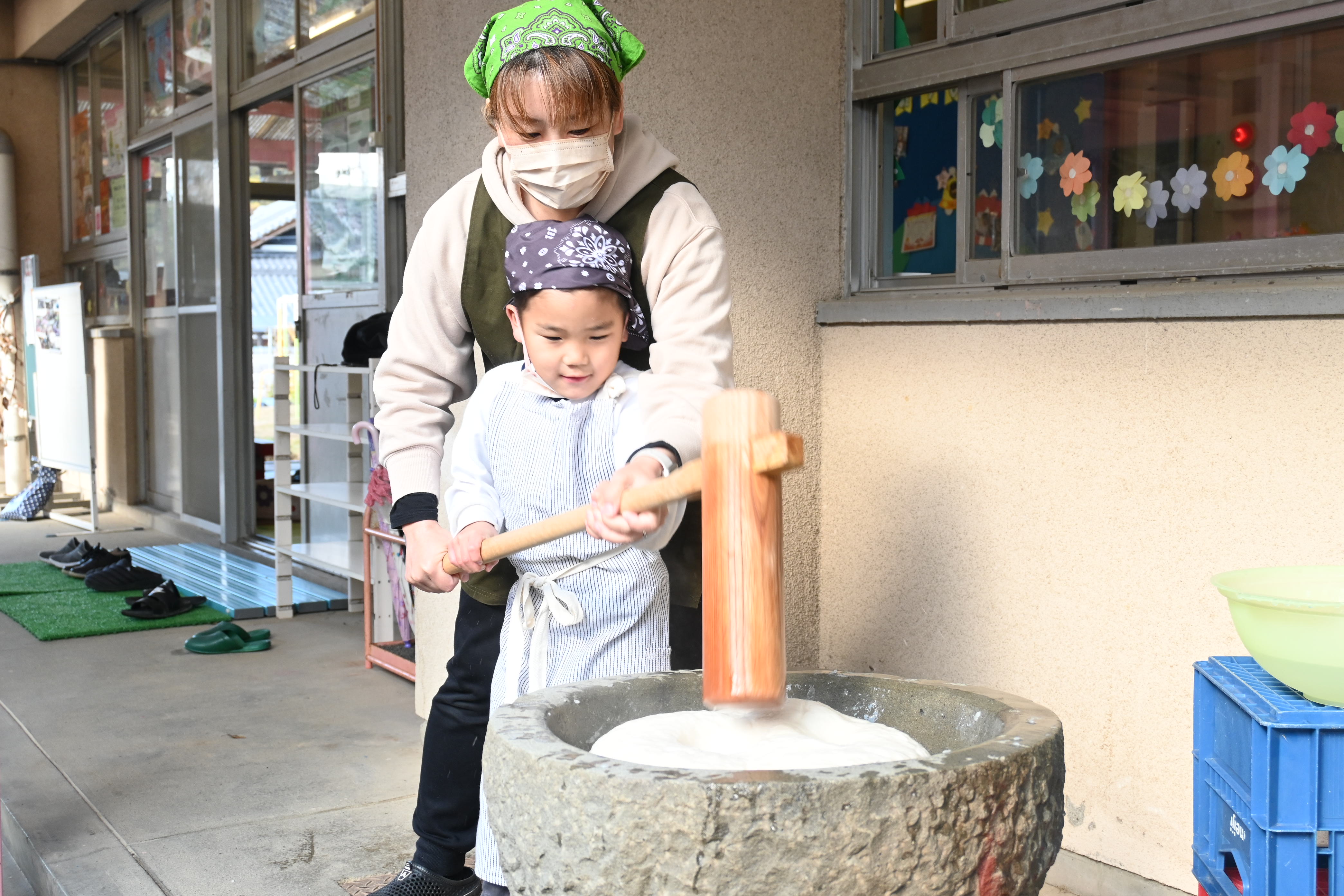 幼稚園のお餅つき（12月）