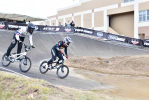 BMXに乗っている写真