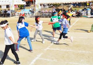 リレーをしている小学生