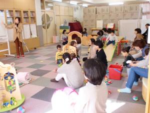 元気っこサロンで、講師の話を聞くお母さんたち