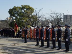 国旗に注目している