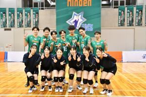 きんでんトリニティーブリッツと岸和田高校女子バレーボール部の記念写真