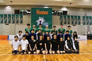 きんでんトリニティーブリッツと久米田高校男子バレーボール部の記念写真