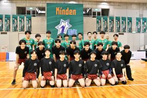 きんでんトリニティーブリッツと近畿大学泉州高校男子バレーボール部の記念写真