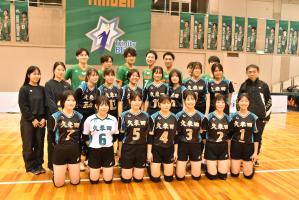 きんでんトリニティーブリッツと久米田高校女子バレーボール部の記念写真