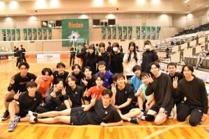 試合後の岸和田高校男子バレーボール部員の記念写真
