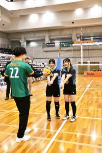きんでんの選手から指導を受ける高校生