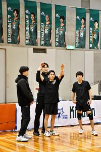 きんでんの選手から指導を受ける高校生