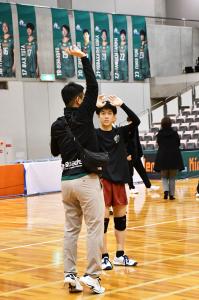 きんでんの選手から指導を受ける高校生