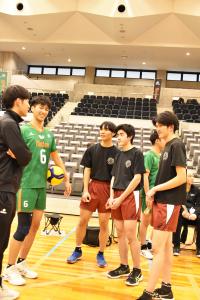 きんでんの選手から指導を受ける高校生