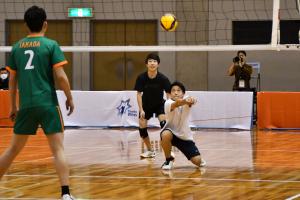 交流試合の様子（レシーブする高校生）
