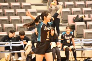 ポイントを入れ両手を上げて喜ぶ女子生徒