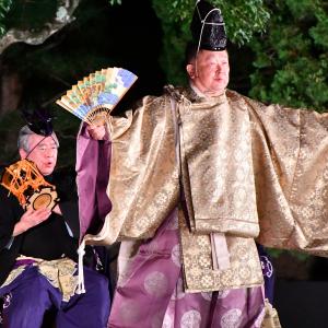 扇子を持つ和装姿の役者