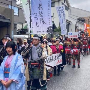 行列をなす着物姿の人々