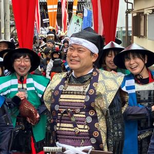 武者に扮した男性と笑顔の人々