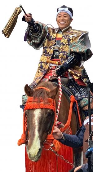 馬に乗り笑顔の田村淳さん