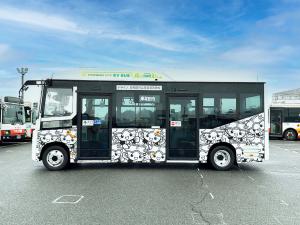 白黒のちきりくんの顔がたくさん描かれたローズバスの新車両