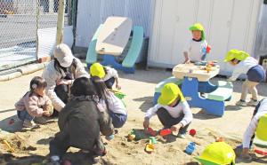 園庭で遊んでいる子どもたち