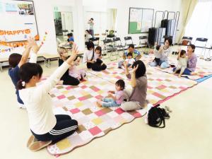 園内で遊んでいる親子