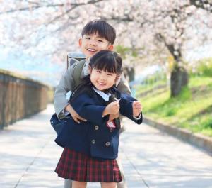 ランドセルを背負ったお兄ちゃんと妹の写真
