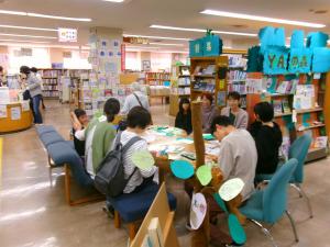 本の樹にたくさんの方が参加している様子の写真
