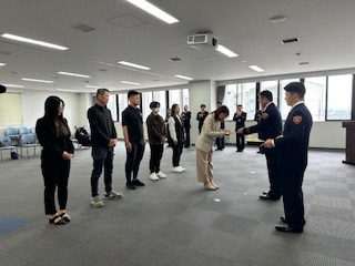 女性が消防長から感謝状をもらっている写真