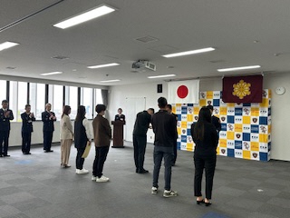男性が消防長から感謝状をもらっている写真