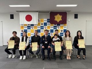 感謝状贈呈式後に感謝状を持って消防長と一緒に写真撮影