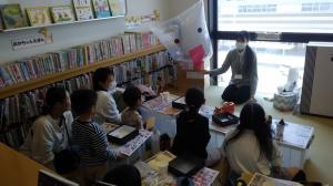 完成したもこもこおばけをスタッフが披露している様子