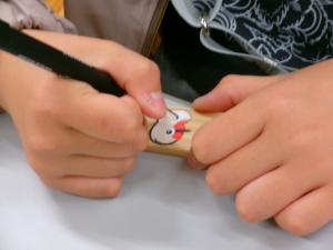 子どもが色付けしているところの写真
