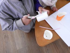 子どもが工作をしているところ