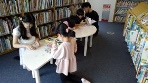 絵本コーナーで開催している様子