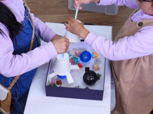 子ども達が作ったクレーンゲームで遊んでいる様子