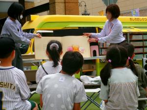 子どもたちがおはなしを聞いている様子