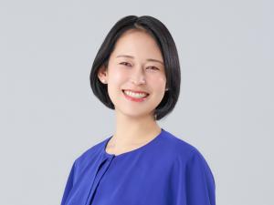 青いシャツを着た笑顔の女性
