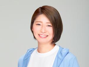 水色のパーカーを着た笑顔の女性
