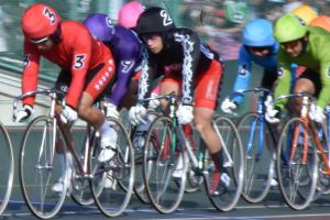 バンクを走る競輪選手