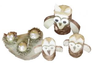 木材などで作られた3羽のふくろうとどんぐりの置物