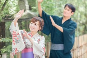 浴衣を着て盆踊りする男女