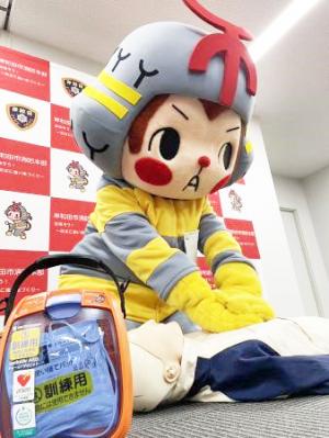 AEDのデモ機で心臓マッサージするきしぼう