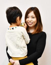 息子さんを抱っこする実緒さん