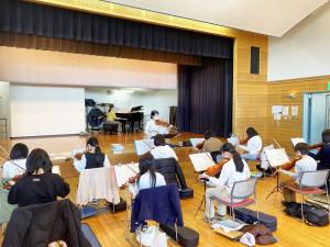 ヴァイオリンの練習をする子ども達と講師