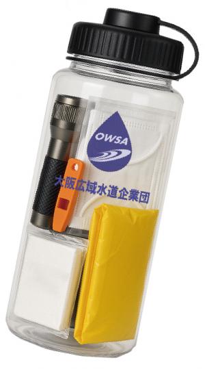 防災グッズが入った透明ボトル