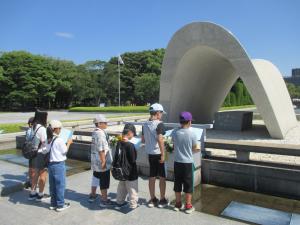 平和記念公園にあるモニュメント前に立つ小学生