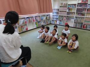 読み聞かせを聞いている様子