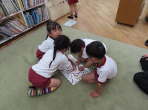 みんなで絵本を読んでいる様子