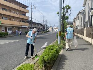 男性２名が清掃している様子