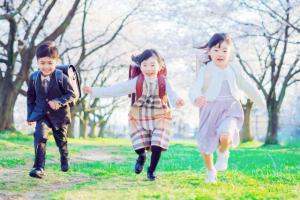 ランドセルを背負った小学生
