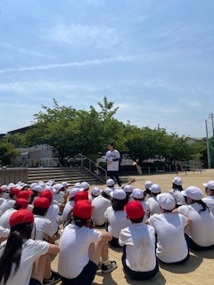 説明を聞いている様子