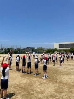 ボールを投げる練習をしている様子